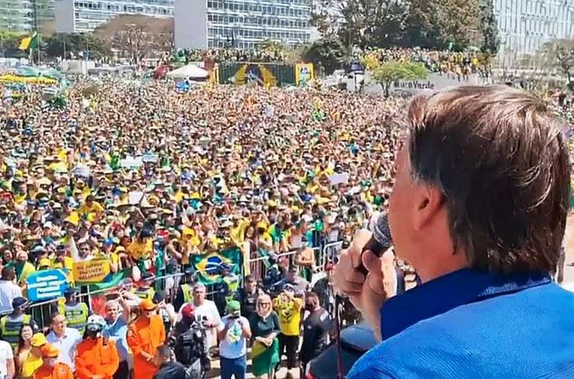 Veja Foto e Vídeo: Quem age fora da Constituição deve ser ‘enquadrado’ ou ‘pedir para sair’, diz Bolsonaro