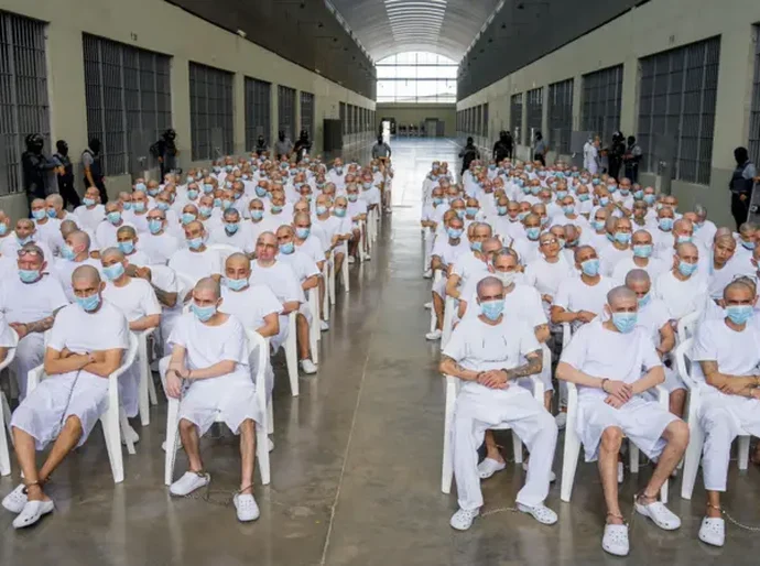 O julgamento coletivo em El Salvador que reúne centenas de acusados de integrar a gangue MS-13
