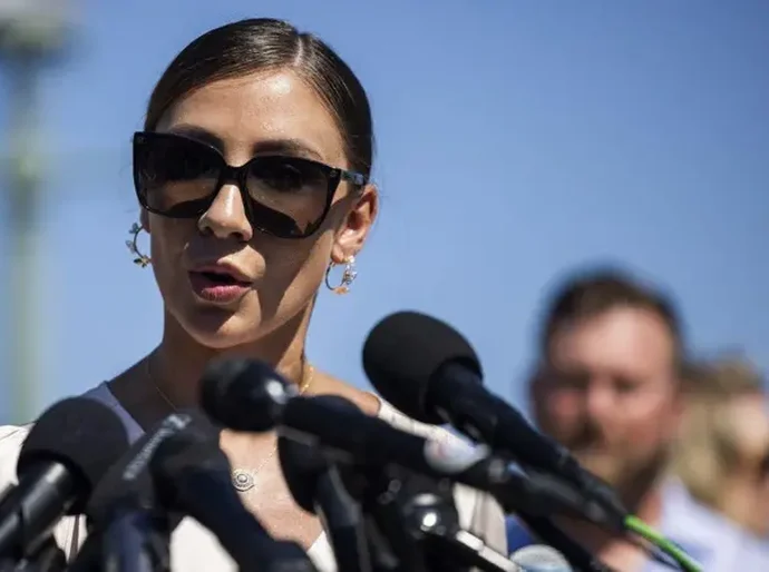 'Umas 50 brasileiras' estiveram na mansão de Epstein, diz vítima do bilionário à BBC