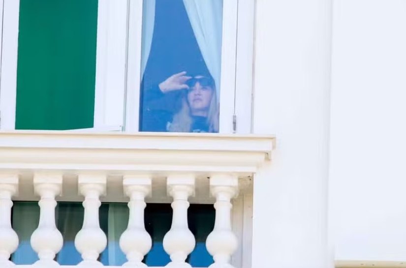 Madonna desembarca no Rio para show histórico e dá olhadinha na praia pela janela do Copacabana Palace