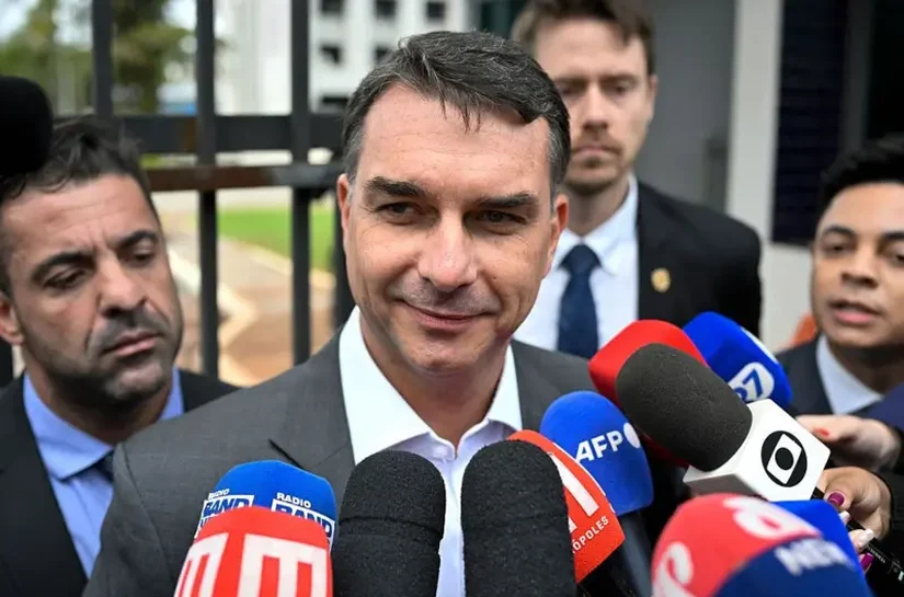 Bolsonaro confirma pré-candidatura de Flávio em carta antes de cirurgia