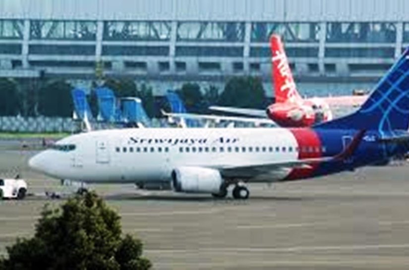 Avião com 62 pessoas cai após decolagem na Indonésia