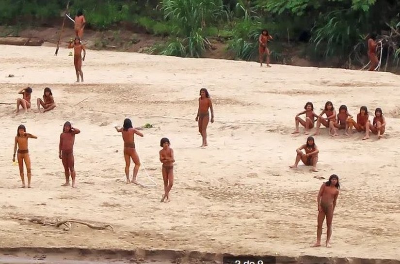 Imagens inéditas mostram tribo indígena isolada em “área perigosa” da Amazônia peruana; veja