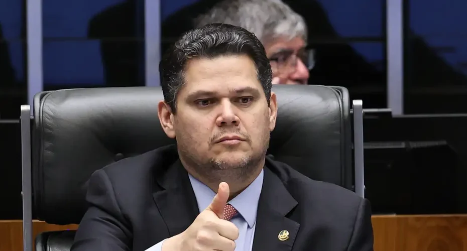 Alcolumbre destrava PEC do fim da 6x1 após conversas com Lula