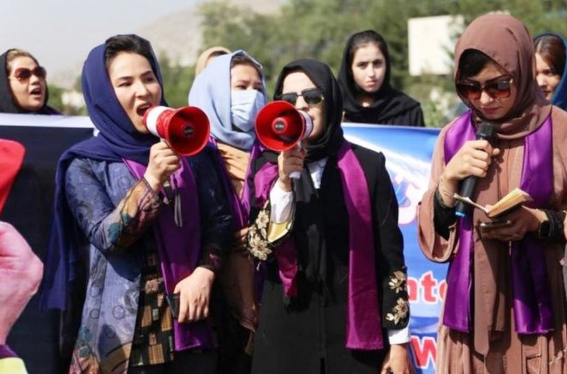 Afeganistão: Talebã reprime protesto por direitos das mulheres em Cabul