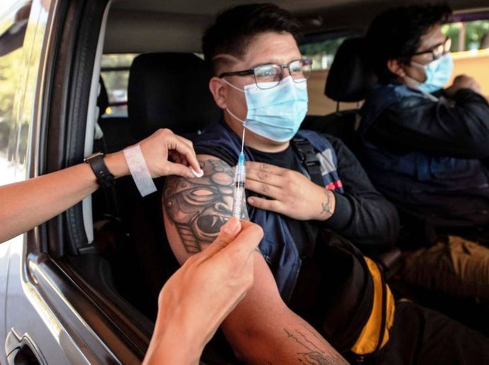 Por que os casos de covid-19 são recorde no Chile, apesar de ter 45% de sua população vacinada