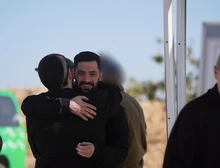 Primeiros reféns do Hamas chegam a base militar em Israel após serem soltos