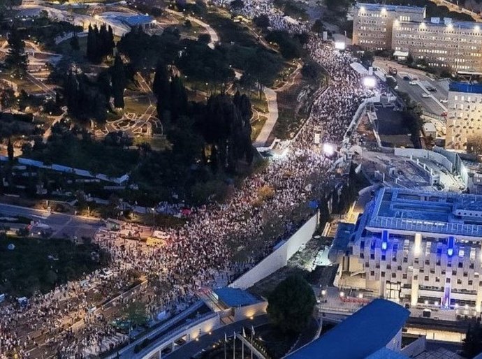 Milhares de pessoas vão às ruas de Jerusalém contra Netanyahu e por alistamento de judeus ultraortodoxos