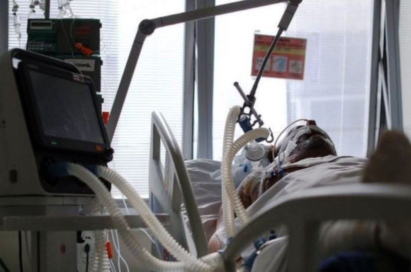 Médicos relatam choque com UTIs lotadas de jovens com covid-19: 'Temem perder olfato, mas perdem a vida'