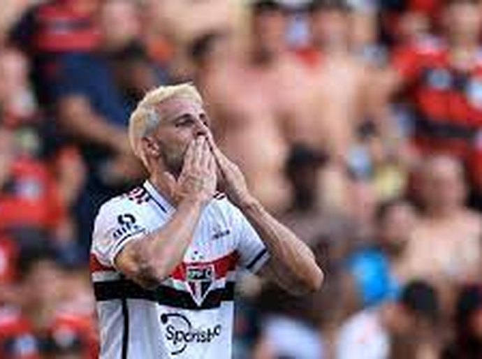 Calleri decide, São Paulo bate Flamengo e sai na frente na final da Copa do Brasil
