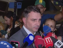 Jair Bolsonaro chegou a parar de respirar, diz Flávio