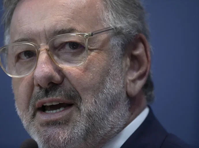 Calçados, máquinas e outros setores terão tarifa de 37,5%, diz ministro
