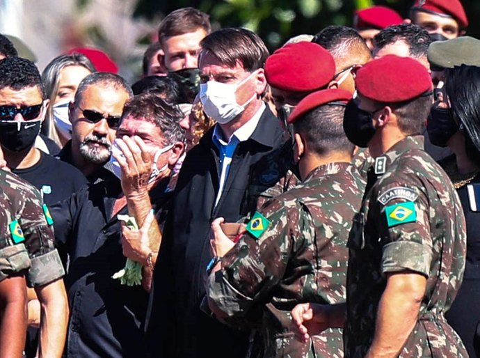 Em velório, Bolsonaro diz que missão das Forças Armadas é defender democracia