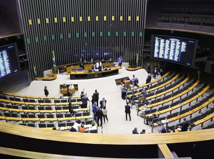 Câmara aprova em 1º turno PEC que dificulta ações contra parlamentares