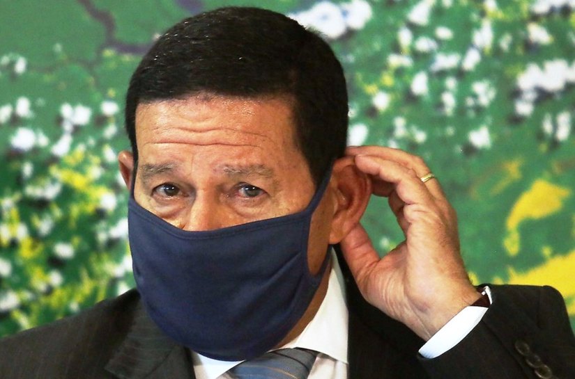 Mourão diz ser contra permissão para militares receberem acima do teto