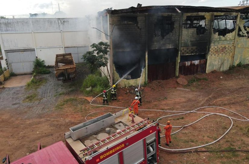 Corpo de Bombeiros combate incêndio em depósito abandonado em Várzea Grande
