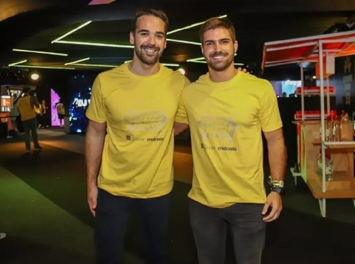 Eduardo Leite e namorado visitam camarote durante carnaval na Sapucaí