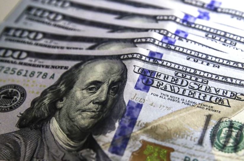 Dólar abre a semana em alta e bate em R$ 5,40 com aversão global a risco