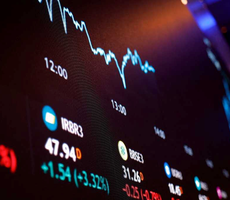 Dólar vai a R$ 5,21 e Ibovespa tem 9ª queda seguida à espera de pesquisa eleitoral