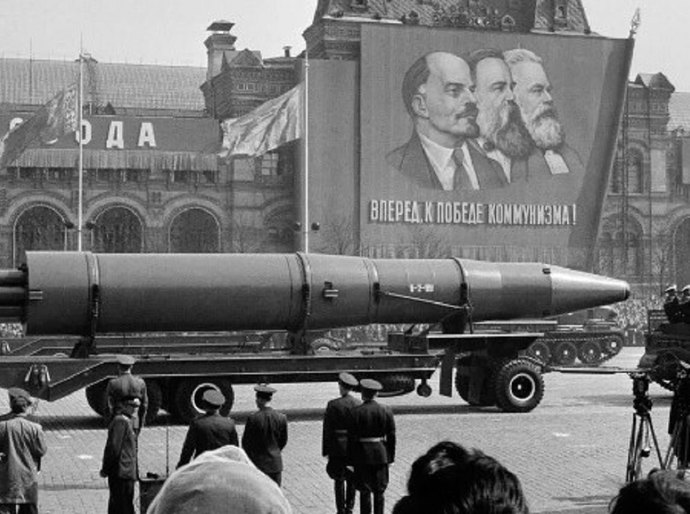 Por que só a Rússia manteve armas nucleares após a queda da União Soviética?