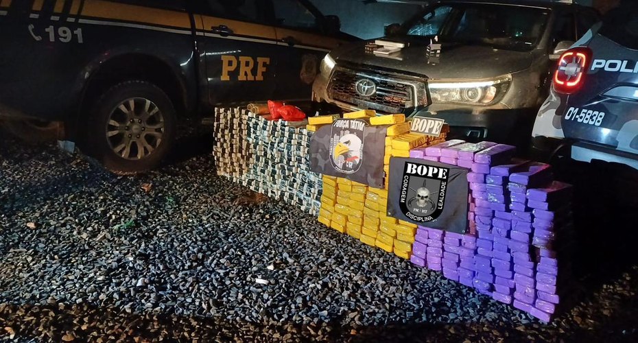PM e PRF prendem motorista com 350 kg de droga em malas na carroceria de caminhonete