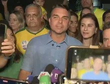 Flávio Bolsonaro diz estar 'muito feliz' com resultado do primeiro turno: 'O Brasil quer mudança'