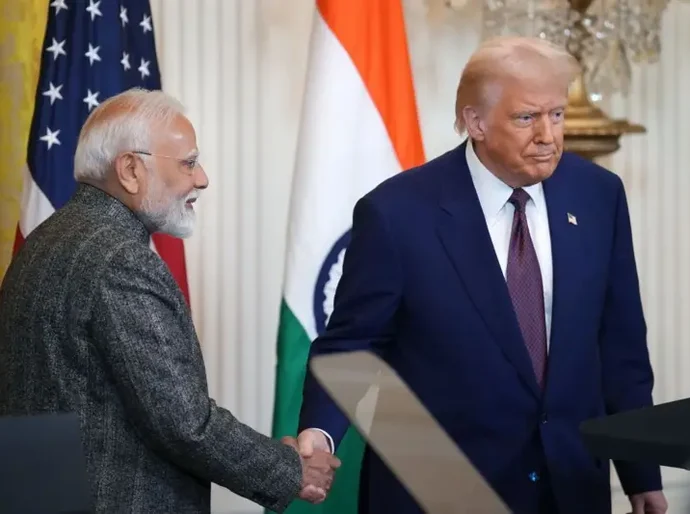 Trump aplica tarifa extra de 25% à Índia por comprar petróleo russo e ameaça outros países