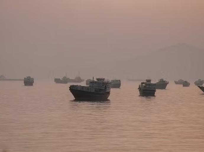 EUA atacam cerca de 90 alvos militares na costa do Irã em nova rodada de bombardeios
