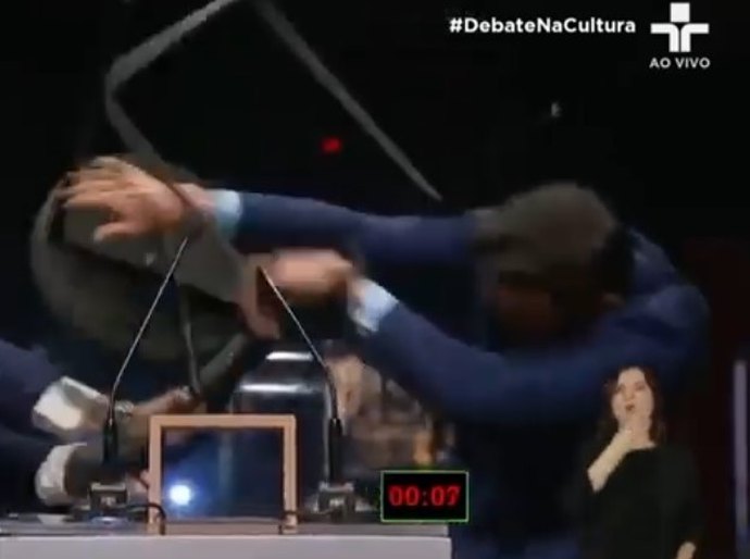 Veja Foto e Vídeo: Datena ataca Marçal com cadeira durante debate na TV Cultura