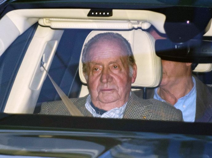 Rei emérito da Espanha, Juan Carlos I abandona o país para proteger a Monarquia