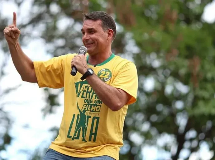 Flávio diz que irá ao debate na Globo, o último antes do 1º turno; Lula não está confirmado