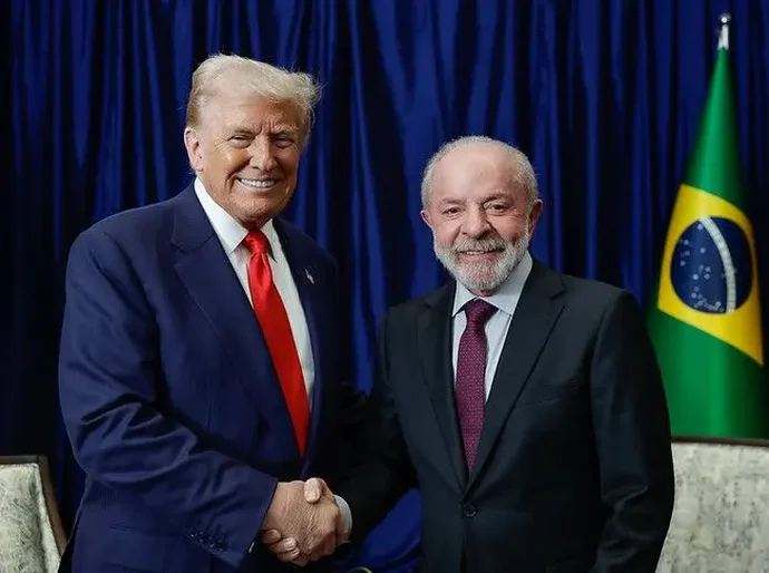 'Tive uma ótima reunião com Trump', diz Lula; negociações para suspensão do tarifaço seguem neste domingo