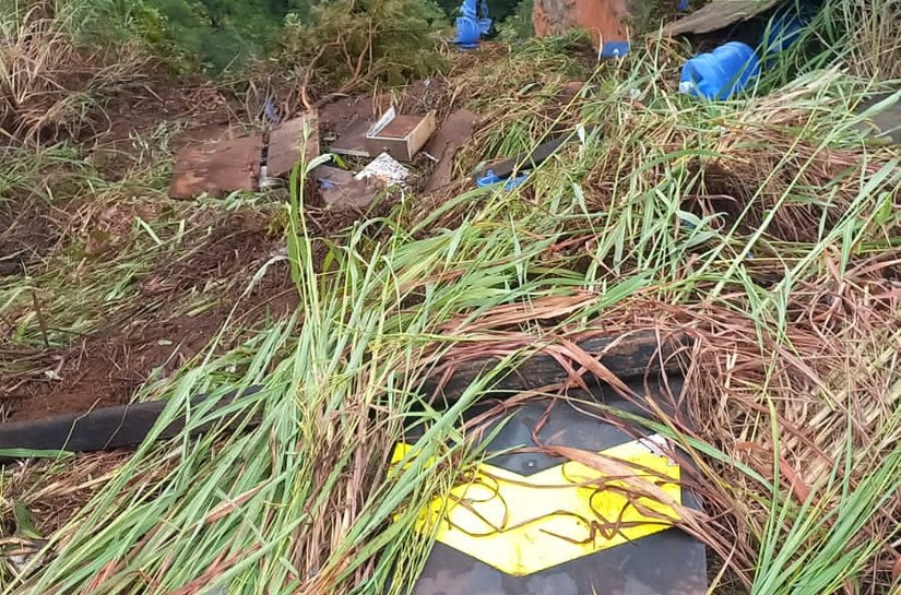 Veja Fotos e Vídeos: Caminhão com garrafões de água bate em paredão e cai em desfiladeiro próximo ao Portão de Inferno, na Chapada