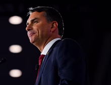 Páginas oficiais de Flávio Bolsonaro incluem curso de pós-graduação que ele não fez; campanha diz que houve 'equívoco'