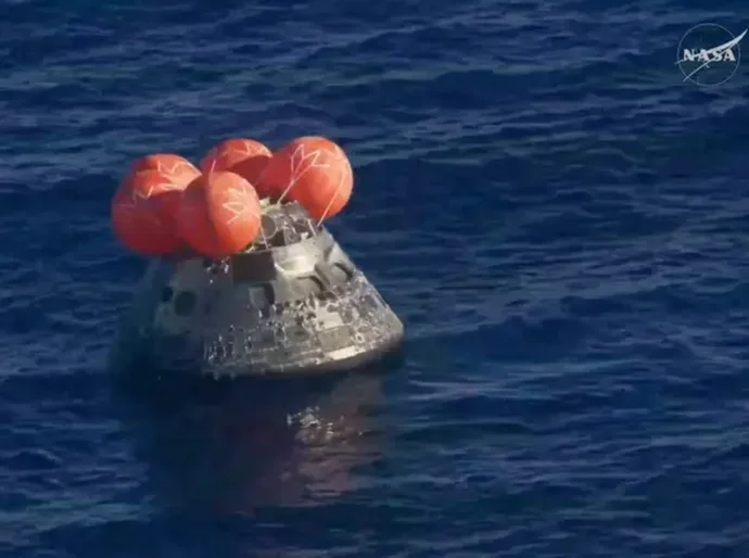 Astronautas da Artemis retornam à Terra e deixam cápsula após pousar no mar