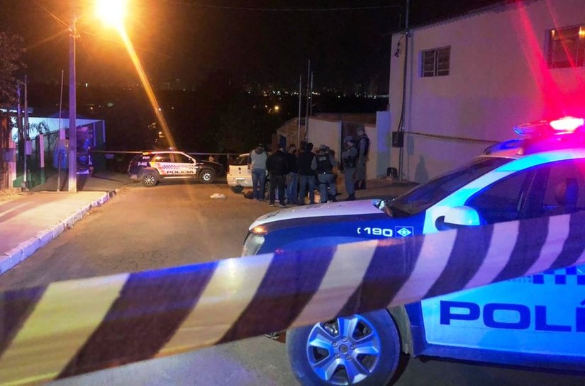 Dupla mata PM aposentado de 52 com 3 tiros na cabeça, em Cuiabá
