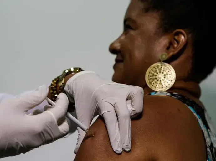 'Vacina do Butantan contra dengue seria aprovada em qualquer lugar do mundo', diz ex-diretor da Anvisa