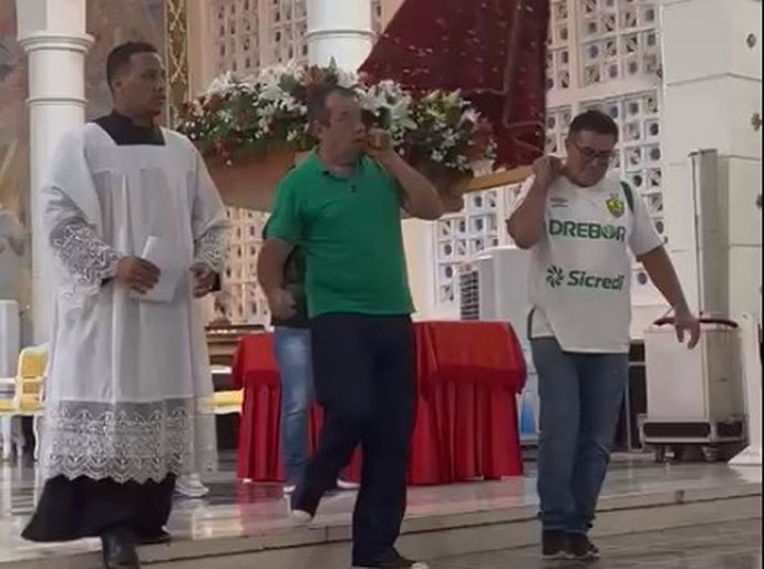 Veja Vídeo: Imagem do Senhor Bom Jesus de Cuiabá cai na Catedral Metropolitana