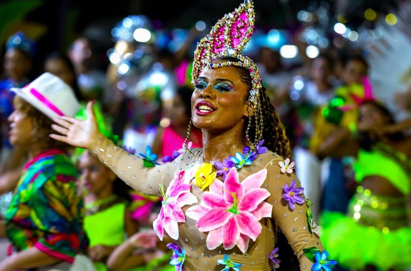 Blocos e escolas de samba agitam foliões no primeiro dia de Desfile de Carnaval na Arena Pantanal
