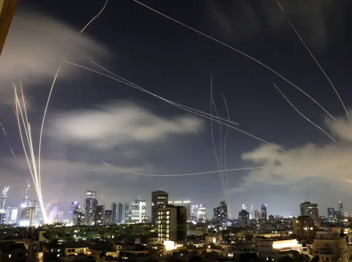 Trump avalia se juntar a Israel na guerra contra o Irã e mobiliza aviões militares
