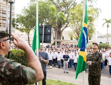Veja Fotos: Brunini  participa de dispensa de 800 jovens do serviço militar na Praça Alencastro