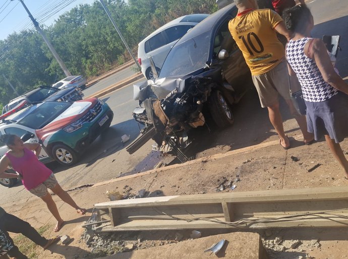 GM intervém em acidente na Filinto Müller: motorista sofre convulsão e derruba poste
