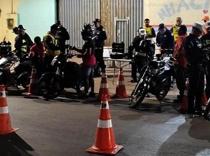 Fiscalização remove 33 motocicletas e prende duas pessoas por embriaguez ao volante em Cuiabá