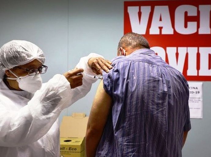 Chefe de vacinas da Pfizer: 'Quando chegar sua vez, tome a que estiver disponível'