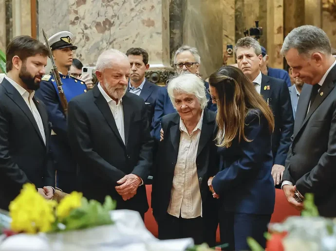 Milhares de uruguaios se despedem de Pepe Mujica em funeral