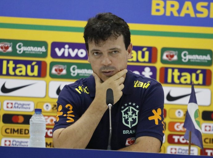 Diniz diz que o calor de Cuiabá e o campo na Arena Pantanal ajudaram o Brasil a não vencer a Venezuela em casa pelas Eliminatórias