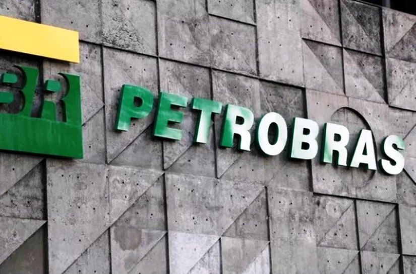 Após fala de Bolsonaro, Petrobras diz que não há decisão sobre reajuste de combustível