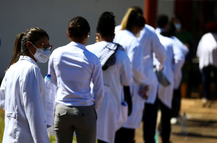 Mais de 54 mil profissionais disputam vaga de residência pelo Enare