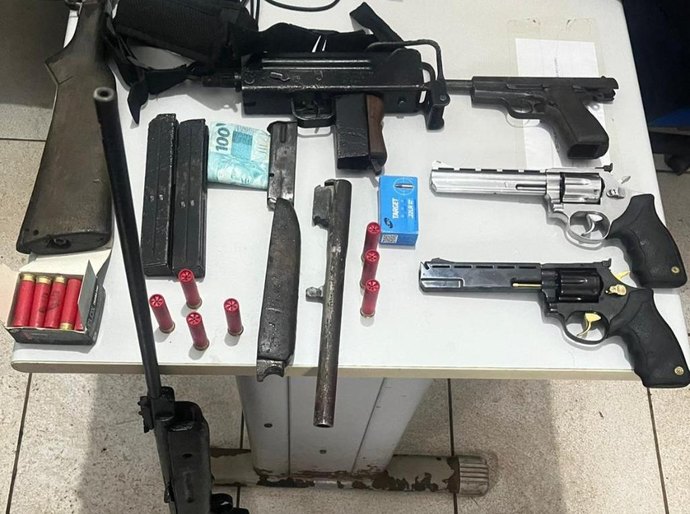 Patrulha Rural prende dupla de faccionados com submetralhadora, revólveres e pistola