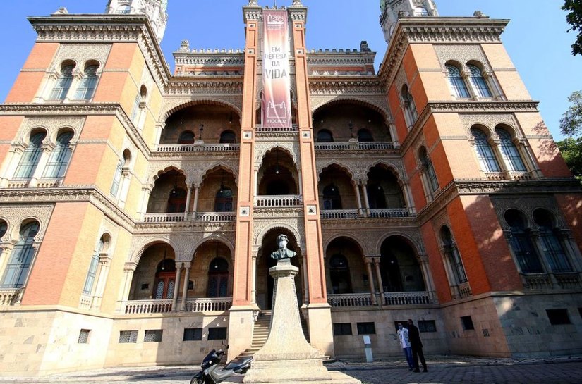 Fiocruz pede à Anvisa autorização para uso da vacina de Oxford